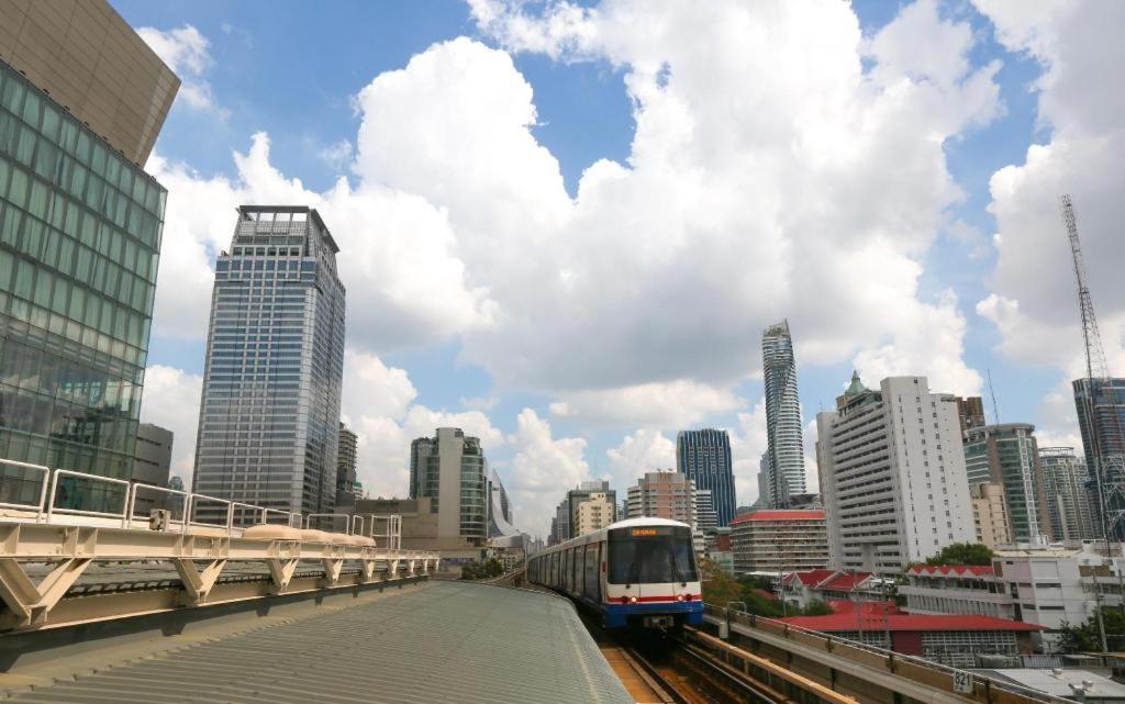 White House Asoke Sukhumvit 18 Hotel Banguecoque Exterior foto