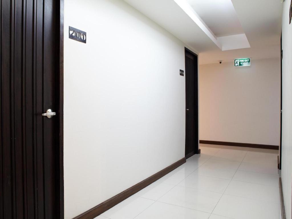 White House Asoke Sukhumvit 18 Hotel Banguecoque Exterior foto
