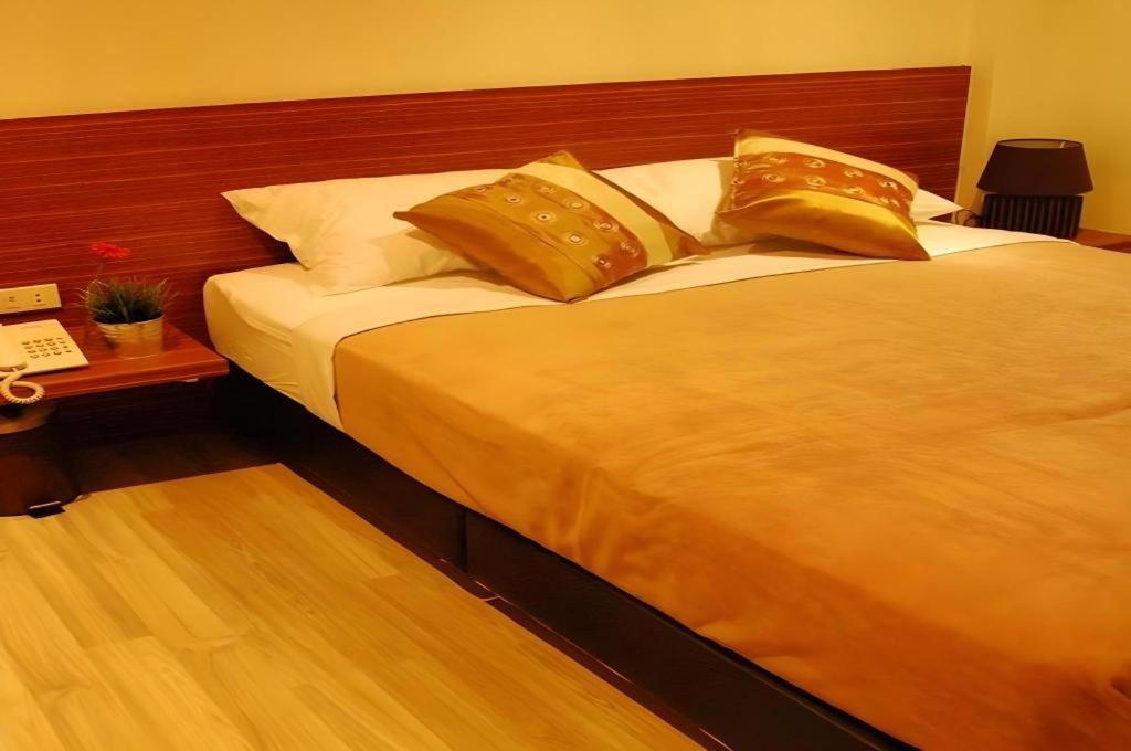 White House Asoke Sukhumvit 18 Hotel Banguecoque Exterior foto