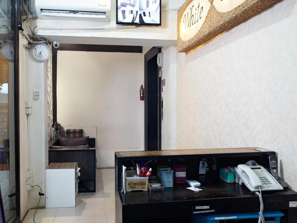 White House Asoke Sukhumvit 18 Hotel Banguecoque Exterior foto