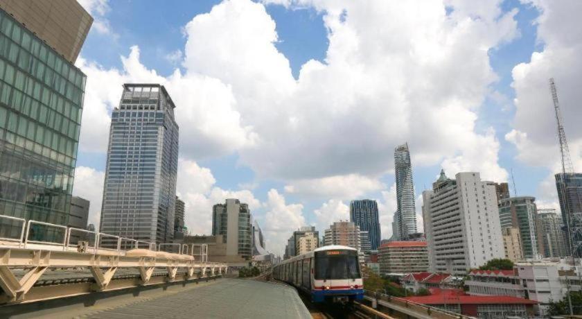 White House Asoke Sukhumvit 18 Hotel Banguecoque Exterior foto