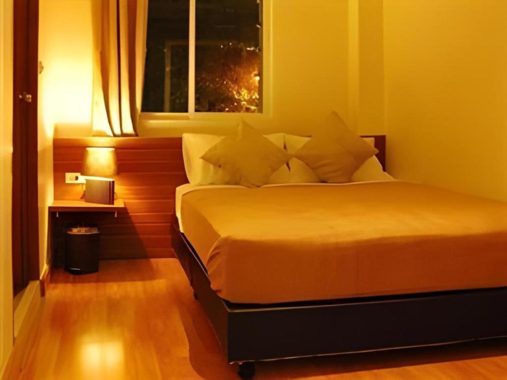 White House Asoke Sukhumvit 18 Hotel Banguecoque Exterior foto