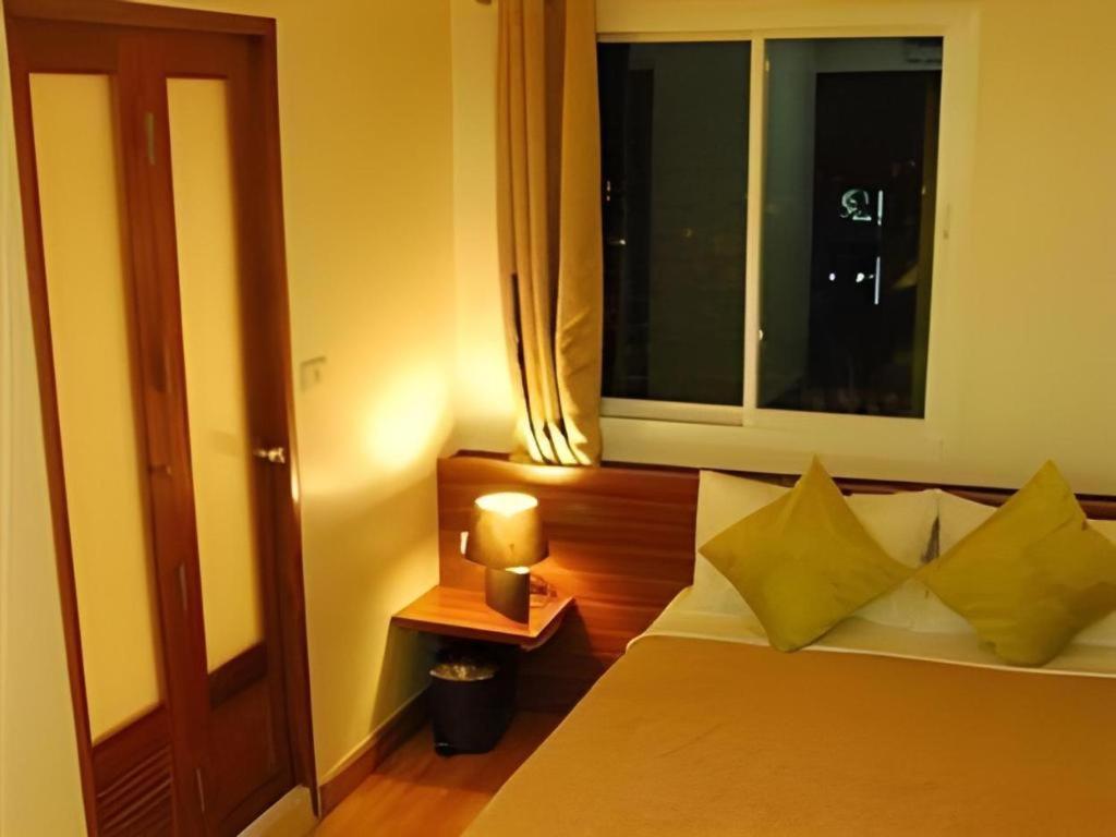 White House Asoke Sukhumvit 18 Hotel Banguecoque Exterior foto