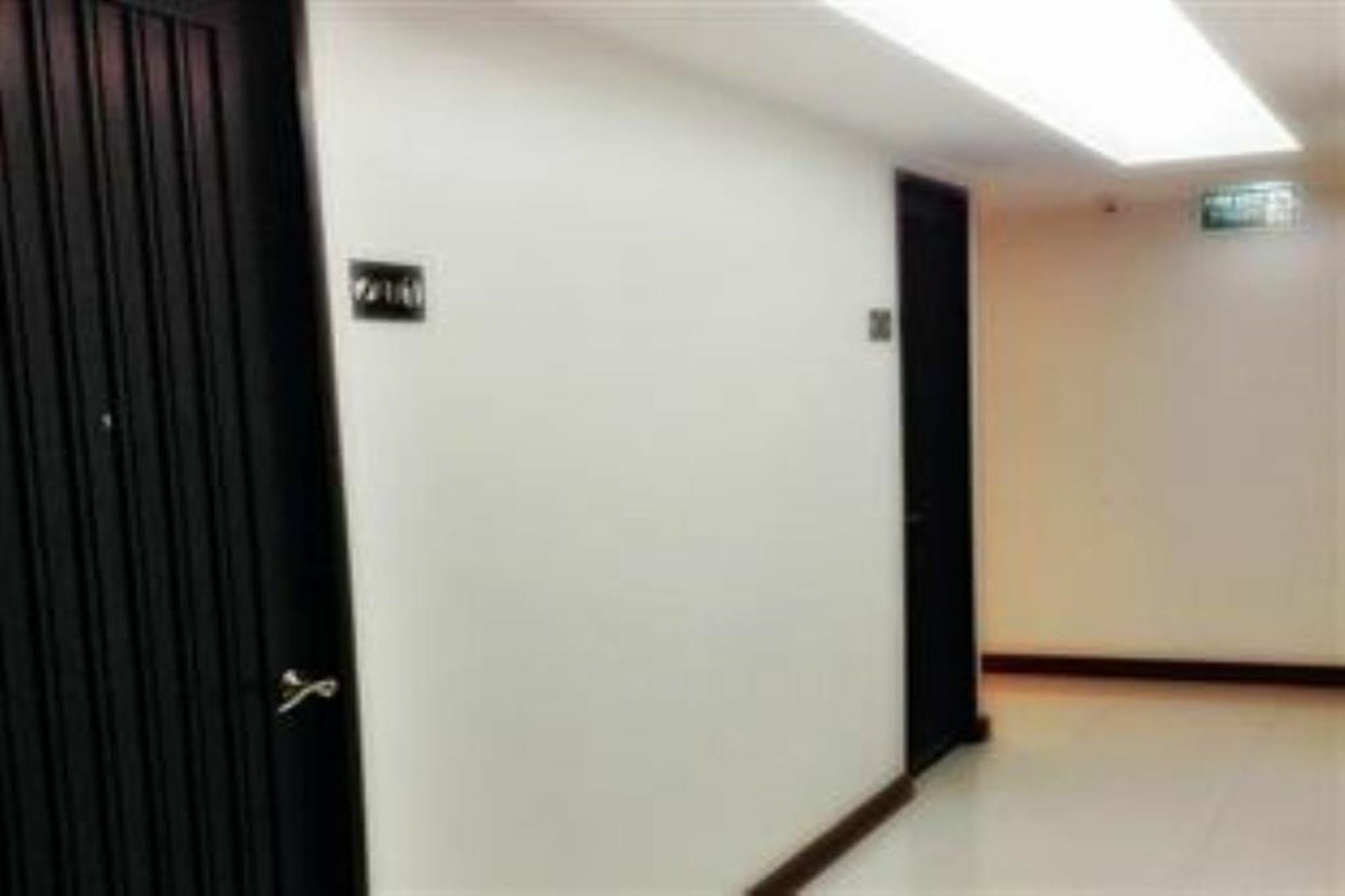 White House Asoke Sukhumvit 18 Hotel Banguecoque Exterior foto